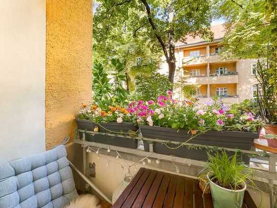 Historische Altbauwohnung im Bauhaus-Stil mit Loggia und idyllischem Innenhof