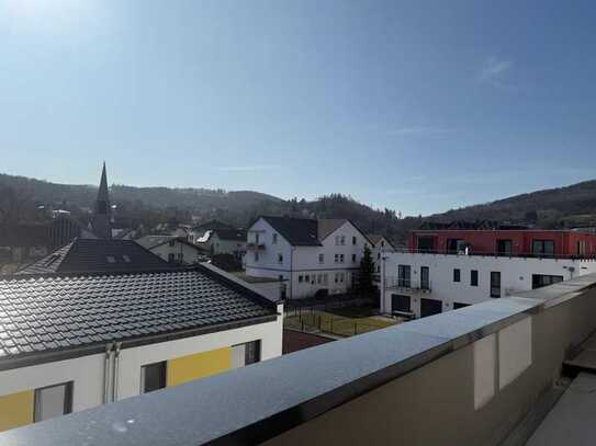 *EXKLUSIVES 2,5 ZIMMER-PENTHOUSE  *AUFZUG  *TIEFGARAGE * BARRIEREFREI *ERSTBEZUG