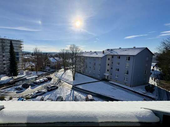 DG-Wohnung mit Loggia, tollem Ausblick und Einbauküche