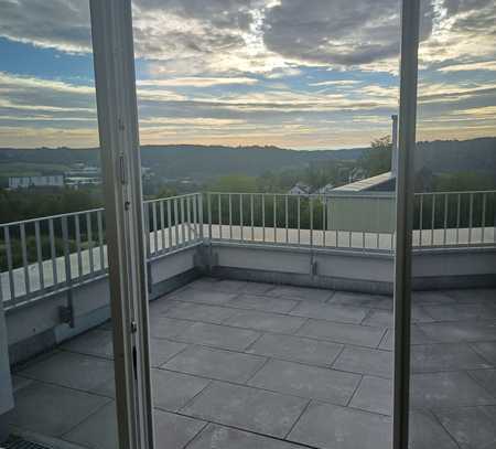 Neuwertige Doppelhaushälfte mit Dachterrasse