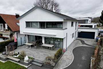 Modernes Einfamilienhaus mit Garten und großzügiger Wohnfläche