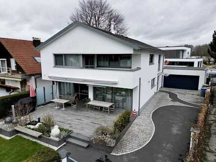 Modernes Einfamilienhaus mit Garten und großzügiger Wohnfläche