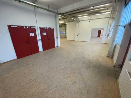 ca. 550 m² große, ebenerdige Hallenfläche mit Lackierkabine