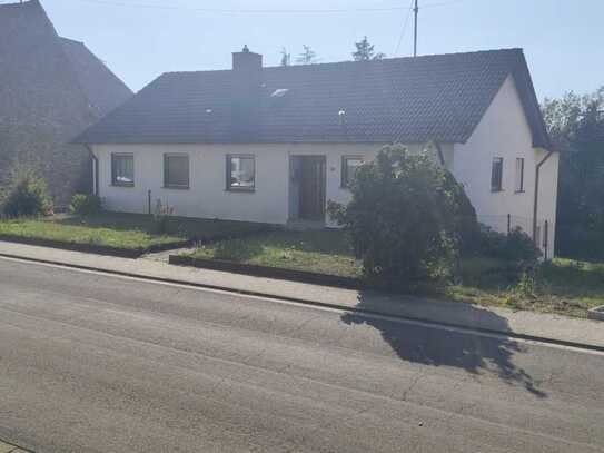 Großzügiges freistehendes Einfamilienhaus mit schönem Grundstück und Garage zu vermieten