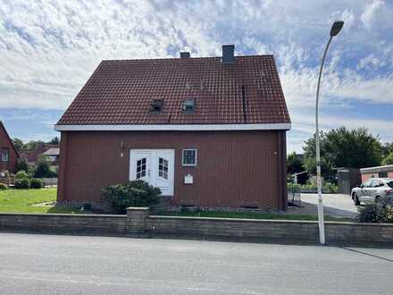 Vollständig renovierte Dachgeschosswohnung mit drei Zimmern und Einbauküche in Lengede