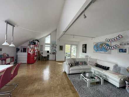 Geräumige und sanierte 2-Raum-Wohnung mit EBK und Balkon in Hirschberg adB