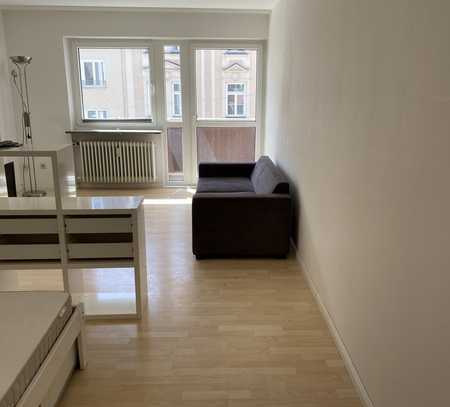 Exklusive, 1-Zimmer-Wohnung, möbliert mit Balkon und Einbauküche in München Schwabing