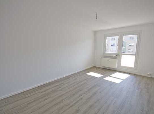 In der Herrichtung, Schöne 2 Raumwohnung mit großem Balkon