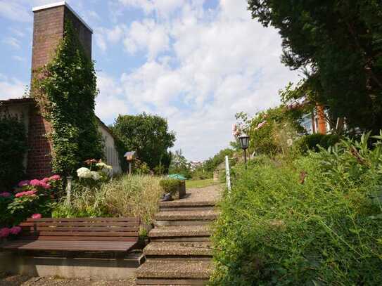 6 Zimmerwohnung, großer Garten und Schwimmhalle