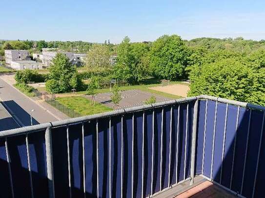 Schöne (möblierte) Maisonette-Wohnung mit Süd-West Balkon (top Ausblick), EBK, Galerie und Keller.