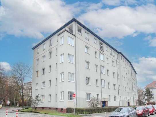 Erstbezug nach hochwertiger Sanierung: 2-Zimmer-Dachgeschosswohnung mit Loggia und Stellplatz