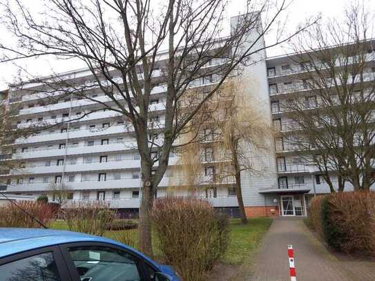 Freundliche und modernisierte 3-Zimmer-Wohnung mit Balkon und Einbauküche in Hannover