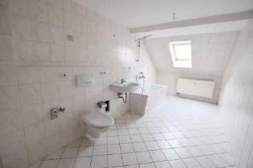 Gemütliche DG 2-Zimmer Wohnung mit Laminat und Wannenbad in guter Lage