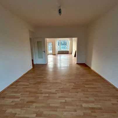 Schöne und helle 3-Zimmer-Altwohnung mit Balkon und Gartennutzung im Essener Südviertel