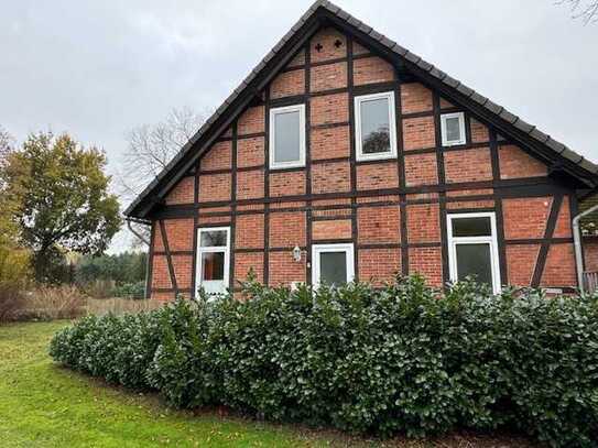 Schöne und vollständig renovierte 2-Zimmer-Erdgeschosswohnung mit Balkon und EBK in Höfer