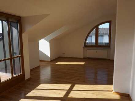 Helle 2-Zimmer-Wohnung mit kleiner Dachterrasse und EBK in Germering