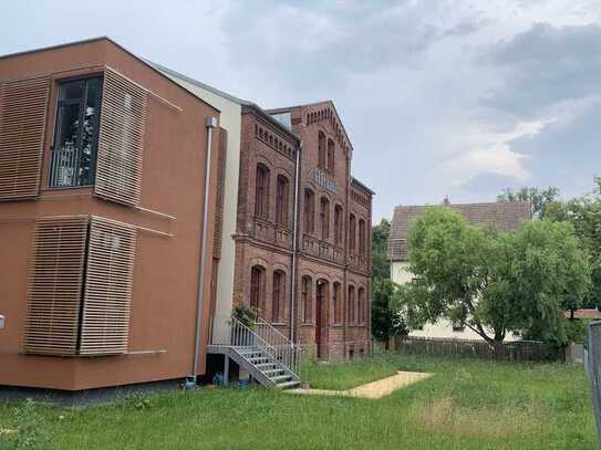 Traumhafte Dachgeschosswohnung inkl. 50m² Sonnenterrasse, Keller, Fahrradschuppen und Parkplätzen