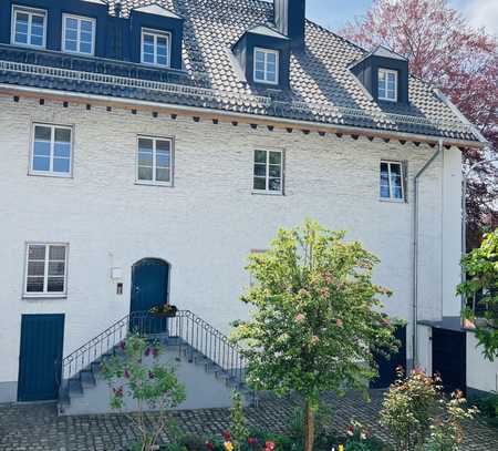 Charmante Wohnung in denkmalgeschützten Hof