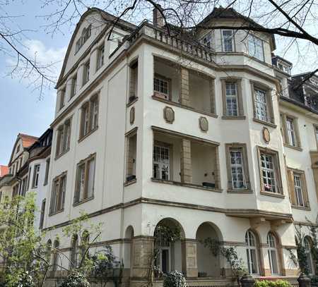 Schöne 2-Zimmer-Dachgeschosswohnung in denkmalgeschütztem Haus in der Weststadt zu verkaufen.