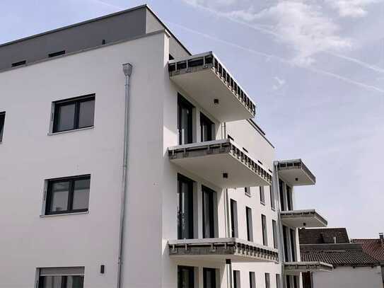 Neubau Erstbezug: Luxuriöse 2,5-Zi-Penthousewohnung mit EBK und Südterrasse