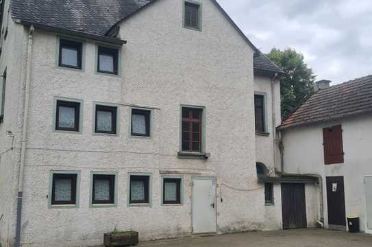 Mehrfamilienhaus mit vielen Nutzungsmöglichen - Gewerbenutzung und Anbau möglich!