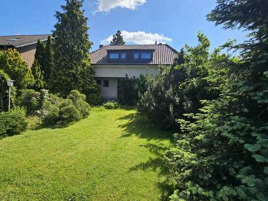 Walmdach-Bungalow auf parkähnlichem Grund mit zusätzlichem Baugrundstück in begehrter Lage...!