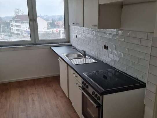 Zweitbezug nach Sanierung mit Einbauküche und Balkon: freundliche 3-Zimmer-Wohnung in Mölln