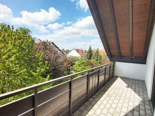 Preiswerte, geräumige Dachwohnung mit Balkon im Grünen in Karlsruhe-Durlach (Aue)!