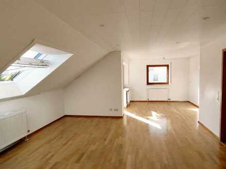 Helle, sanierte 3,5-Zimmer-DG-Wohnung mit Balkon und Einbauküche in Böbingen