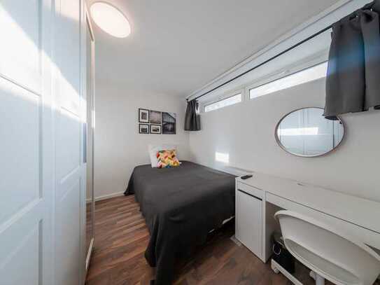 +++ Furnished room in 60599 +++