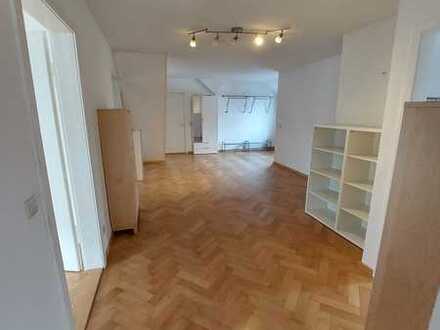 Schöne 5-Zimmer-Wohnung mit Balkon und EBK in Kirchheim - Jesingen