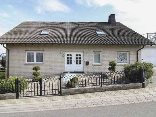 Charmantes Zweifamilienhaus mit tollem Fernblick und viel Potenzial zu verkaufen