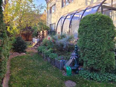 Geräumige 3-Zimmer Wohnung mit Garten, Wintergarten und gehobener Innenausstattung