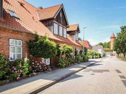 Wohnen wie im eigenen Haus: 4-Zimmer-Wohnung mit eigenem Eingang, Balkon und Carport