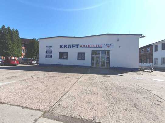 Helle Lager - oder Montagehalle mit in Buckau