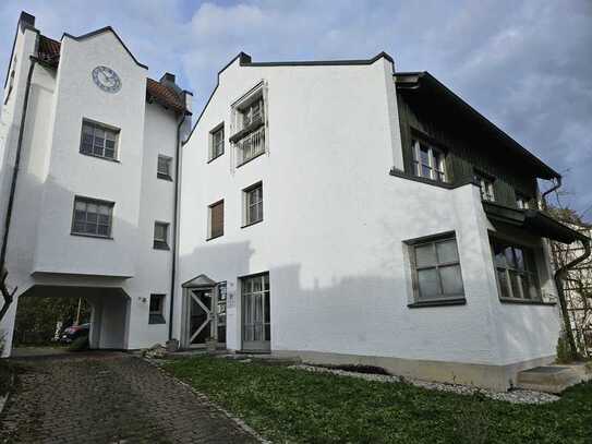 Wohnhaus mit Turmbauwerk