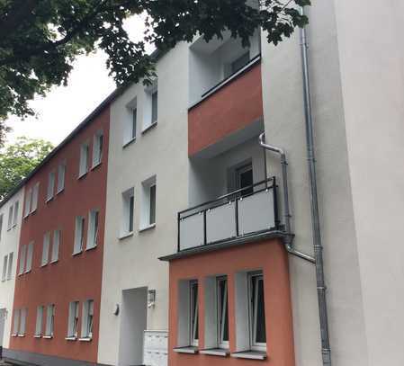 Renovierte 2,5-Zimmer-Wohnung mit Balkon!