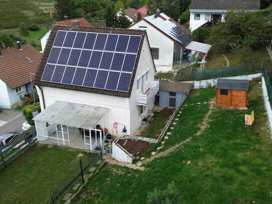 Freistehendes Einfamilienhaus mit großem Garten, 2 Terrassen, Einzelgarage und Anbaupotenzial