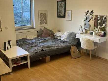 Schöne/ruhige 1-Raum-Erdgeschosswohnung mit Garten, Einbauküche und Möbliert in der Stadt