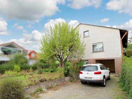 Stark sanierungsbedürftiges Zweifamilienhaus mit idyllischer Aussicht, Garage und Garten