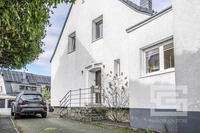 Einfamilienhaus mit Einliegerwohnung und großem Garten in Düsseldorf - Eller!