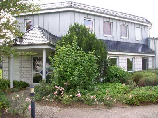 Halle mit angrenzendem Bürogebäude und Baugrundstück