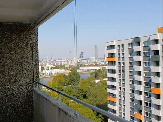 Main und Skyline-Blick, Geschmackvolle, vollst. renovierte 2-Raum-Wohnung mit Balkon und EBK