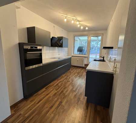 Großzügige 2,5 Zi. Wohnung mit großer Terrasse und moderner Küche + Garage