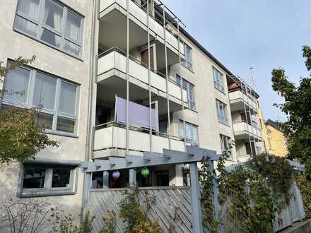 Moderne Wohnung mit zwei Zimmern sowie Balkon und EBK