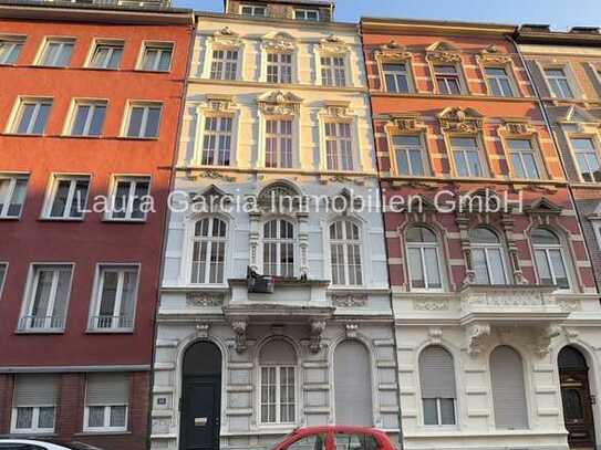 2 Zi./Küche mit Einbauküche/Diele/Bad(Dusche mit Fenster) und Keller.