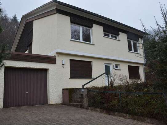 Ruhig gelegenes Einfamilienhaus mit großem naturnahen Garten