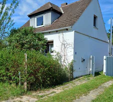 Kleines Haus in großem naturnahen Garten