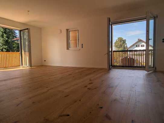 Neubau Erstbezug: Lichtdurchflutete 4-Zimmerwohnung mit 3 Balkonen und Panorama-Fenster.