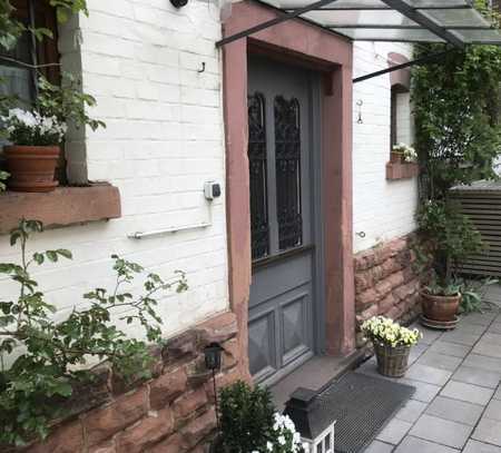 Schöne 2-Zimmerwohnung mit großem sonnigen Balkon in gepflegtem Altbau